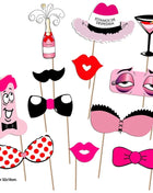 Set aus pinken und schwarzen party fotokabinen-requisiten mit champagnerflasche schnurrbart schleifen lippen und dessous designs