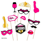 Ein set aus pinken und goldenen fotobox-requisiten mit spaßigen accessoires für die diabolo picante photocall party