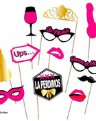 Ein set aus pinken und goldenen fotobox-requisiten mit spaßigen accessoires für die diabolo picante photocall party