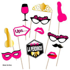 Ein set aus pinken und goldenen fotobox-requisiten mit spaßigen accessoires für die diabolo picante photocall party