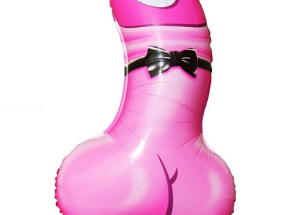 Ein rosa partyballon in penisform mit einem lächelnden gesicht, blauen augen und schwarzer schleife aus pvc