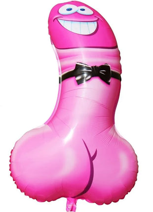 Ein rosa partyballon in penisform mit einem lächelnden gesicht, blauen augen und schwarzer schleife aus pvc