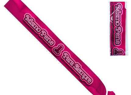Ein lebendiger fuchsienfarbener satin-gürtel mit besticktem text und stilisiertem symbol verpackt in klarem plastik