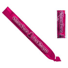 Ein lebendiger fuchsienfarbener satin-gürtel mit besticktem text und stilisiertem symbol verpackt in klarem plastik