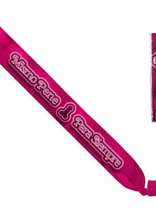 Ein lebendiger fuchsienfarbener satin-gürtel mit besticktem text und stilisiertem symbol verpackt in klarem plastik