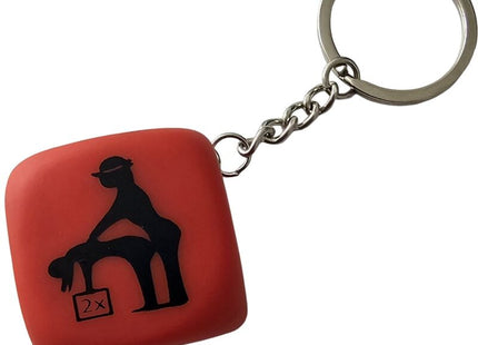 Roter würfel-schlüsselanhänger mit schwarzer silhouette eines reiters und 2x text aus der diablo picante serie