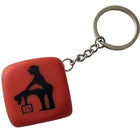 Roter würfel-schlüsselanhänger mit schwarzer silhouette eines reiters und 2x text aus der diablo picante serie