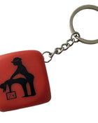 Roter würfel-schlüsselanhänger mit schwarzer silhouette eines reiters und 2x text aus der diablo picante serie