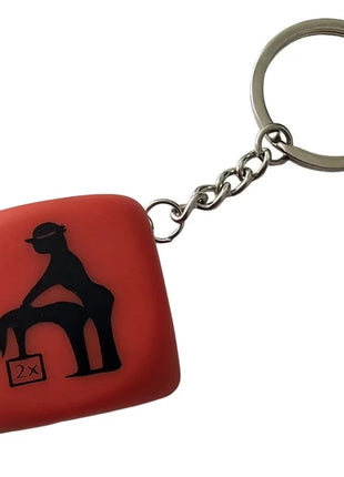 Roter würfel-schlüsselanhänger mit schwarzer silhouette eines reiters und 2x text aus der diablo picante serie