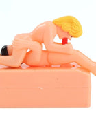 Orange plast figurine zweier nackter figuren in sexstellung 69 mit string schwarz und blonden haaren diablo picante