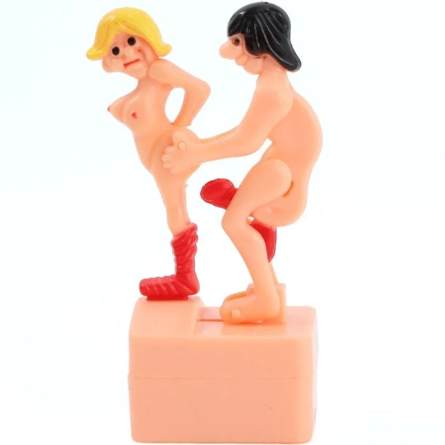 Pinkfarbene plastikfigur zweier nackerter figuren mit blondem und schwarzem haar eine mit roten stiefeln rückansicht