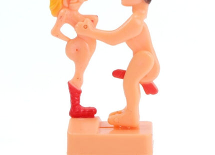 Orange Kunststofffigur eines Mannes und einer Frau in intimer Pose, Frau trägt rote Stiefel, diabolo picante scherzpuppe