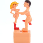 Orange Kunststofffigur eines Mannes und einer Frau in intimer Pose, Frau trägt rote Stiefel, diabolo picante scherzpuppe
