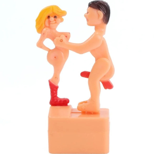 Orange Kunststofffigur eines Mannes und einer Frau in intimer Pose, Frau trägt rote Stiefel, diabolo picante scherzpuppe