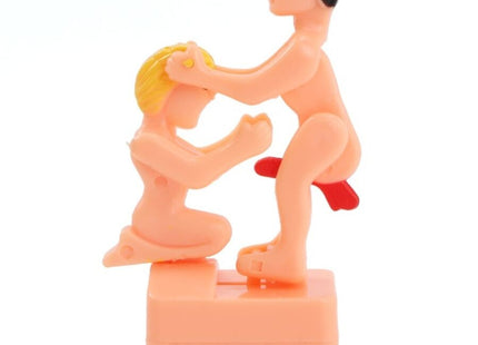Pinkfarbene plast figurine diablo picante mit zwei spielerischen nackten figuren schwarz und blond haare