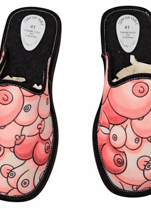 Rosa cartoonhafte schlupfschuhe im schweinemotiv mit schwarzem rand und sohle in den größen 42 bis 44