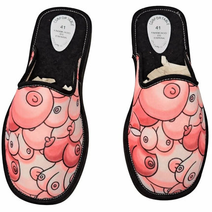 Rosa cartoonhafte schlupfschuhe im schweinemotiv mit schwarzem rand und sohle in den größen 42 bis 44
