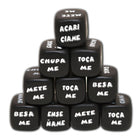 Schwarze sechseitige würfel mit weißen zahlen im pyramidenstapel aus diabolo picante schwarze action-würfel
