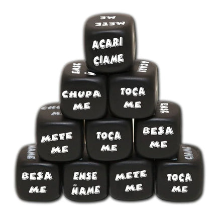 Schwarze sechseitige würfel mit weißen zahlen im pyramidenstapel aus diabolo picante schwarze action-würfel