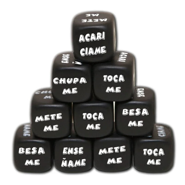 Schwarze sechseitige würfel mit weißen zahlen im pyramidenstapel aus diabolo picante schwarze action-würfel