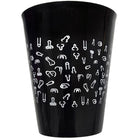 Schwarzes shotglas mit glänzendem finish und weißem muster aus stilisierten männlichen genitalsymbolen, 500 ml