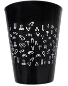 Schwarzes shotglas mit glänzendem finish und weißem muster aus stilisierten männlichen genitalsymbolen, 500 ml