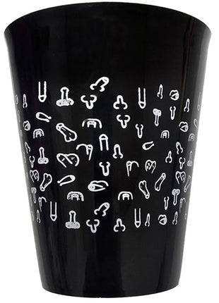 Schwarzes shotglas mit glänzendem finish und weißem muster aus stilisierten männlichen genitalsymbolen, 500 ml