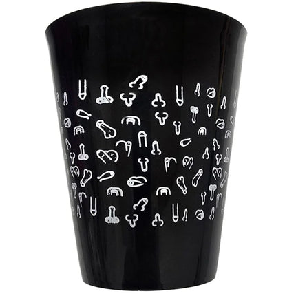 Schwarzes shotglas mit glänzendem finish und weißem muster aus stilisierten männlichen genitalsymbolen, 500 ml