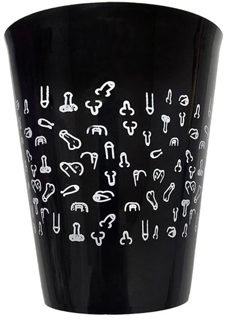 Schwarzes shotglas mit glänzendem finish und weißem muster aus stilisierten männlichen genitalsymbolen, 500 ml