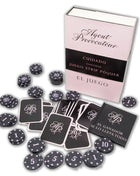 Schwarzes pokerchip-set diablo picante mit weißen sternen und monogrammen sowie spielkarten in rosa agent provocateur box