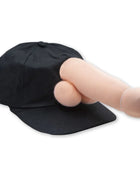 Schwarze plüsch-baseballkappe diabolo picante mit beigefarbenem phallus-förmigem anhänger an der rückseite