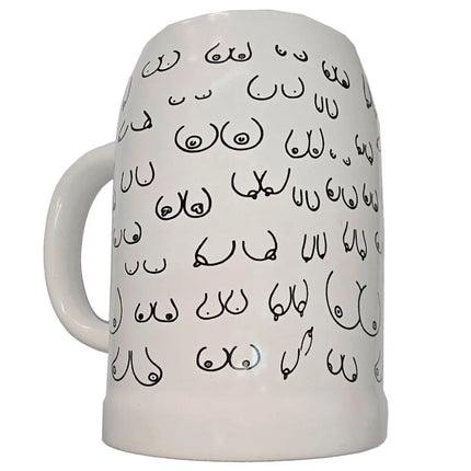 Weißer keramik bierkrug mit charmantem detail aus schwarz umrandeten brustmotiven als originelles geschenk