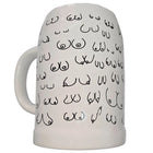 Weißer keramik bierkrug mit charmantem detail aus schwarz umrandeten brustmotiven als originelles geschenk