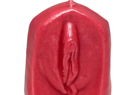 Eine vibrierend rote glänzende wachskerze mit detailliert gestalteter vulva als motiv auf der oberfläche