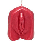 Eine vibrierend rote glänzende wachskerze mit detailliert gestalteter vulva als motiv auf der oberfläche