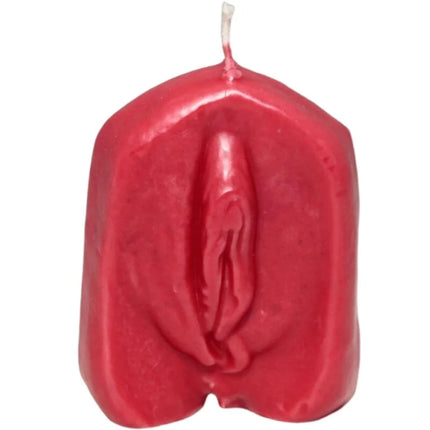Eine vibrierend rote glänzende wachskerze mit detailliert gestalteter vulva als motiv auf der oberfläche
