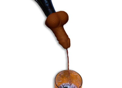 Braune silikon weinkaraffe in penisform mit dunklem flaschenhals gießt roten wein ins glas diablo picante
