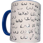 Weiße keramiktasse mit blauem henkel und rand mit schwarzen brustumrissen im diablo picante design 370 ml