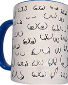 Weiße keramiktasse mit blauem henkel und rand mit schwarzen brustumrissen im diablo picante design 370 ml