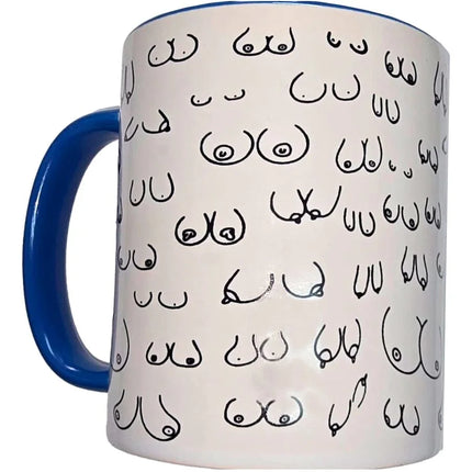 Weiße keramiktasse mit blauem henkel und rand mit schwarzen brustumrissen im diablo picante design 370 ml