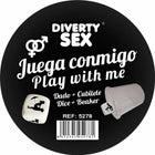 Schwarzes rundes etikett für das sexspiel diablo picante mit weißem text, würfelgrafik und transparentem becher