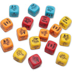 Farbige plastikwürfel mit schwarzen illustrationen und dem schriftzug hoy no toca für das diabolo picante würfelspiel