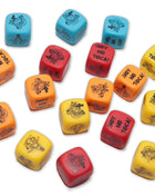 Farbige plastikwürfel mit schwarzen illustrationen und dem schriftzug hoy no toca für das diabolo picante würfelspiel