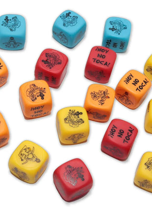 Farbige plastikwürfel mit schwarzen illustrationen und dem schriftzug hoy no toca für das diabolo picante würfelspiel