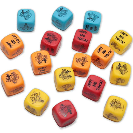 Farbige plastikwürfel mit schwarzen illustrationen und dem schriftzug hoy no toca für das diabolo picante würfelspiel