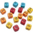 Farbige plastikwürfel mit schwarzen illustrationen und dem schriftzug hoy no toca für das diabolo picante würfelspiel