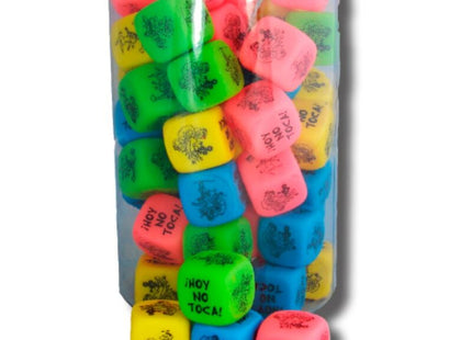 Ein klarer plastikbehälter mit neonfarbenen würfeln mit schwarzen designs für diabolo picante würfelspiel der haltungen