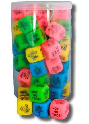 Ein klarer plastikbehälter mit neonfarbenen würfeln mit schwarzen designs für diabolo picante würfelspiel der haltungen