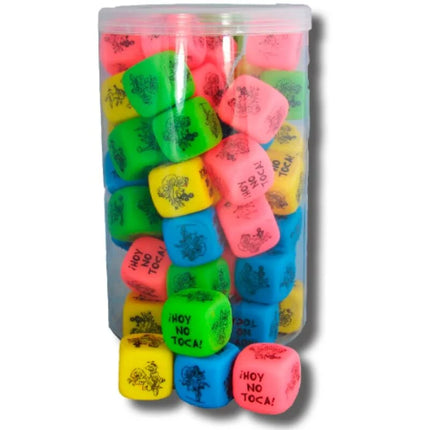 Ein klarer plastikbehälter mit neonfarbenen würfeln mit schwarzen designs für diabolo picante würfelspiel der haltungen
