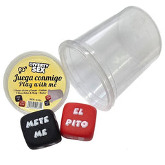 Rot-schwarze würfel mit weißer beschriftung el pito und mete me für diablo picante würfelspiel verb und körperteil mit becher
